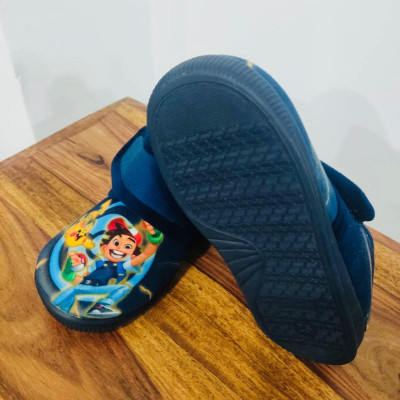 Zapatilla de casa infantil de bota con velcro - azul marino - POKEMON