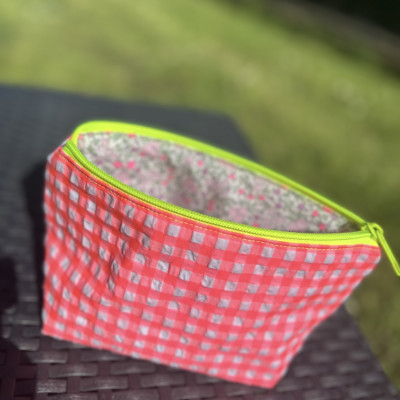Neceser MARVE rosa fluor + flores fluor - personalizable
