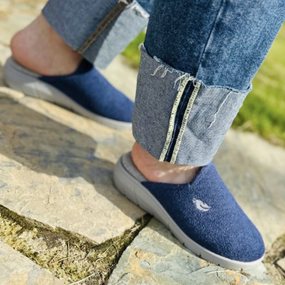 Zapatilla de casa descalza media cuña SAFARI Plumaflex azul marino