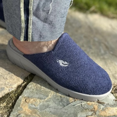 Zapatilla de casa descalza media cuña SAFARI Plumaflex azul marino