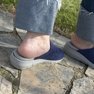 Zapatilla de casa descalza media cuña SAFARI Plumaflex azul marino