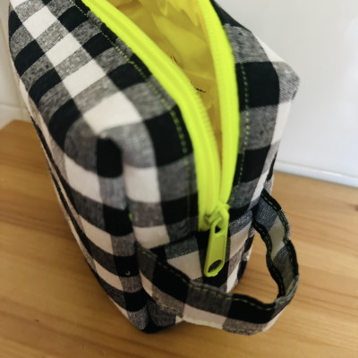 Neceser BOX talla S - vichy negro + impermeable amarillo fluor - personalizable