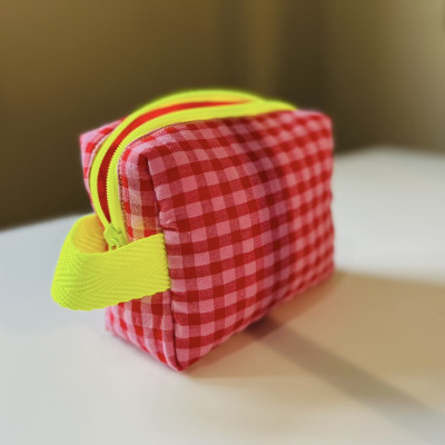 Neceser BOX talla S - vichy rosa /rojo + amarillo fluor + impermeable interior+ asa cinta fluor  personalizable