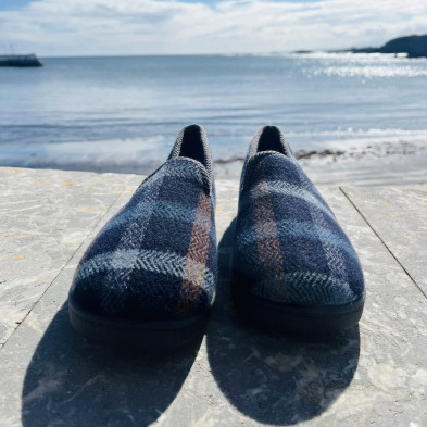 Zapatilla de casa COPETE cerrada - PlumaFlex cuadro marino