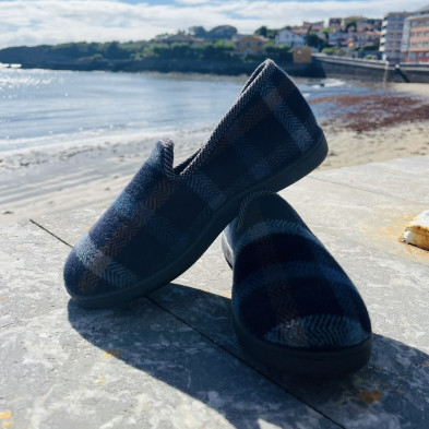 Zapatilla de casa COPETE cerrada - PlumaFlex cuadro marino