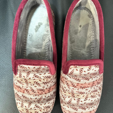 Zapatilla de casa SALVIA - cerrada con media cuña - burdeos