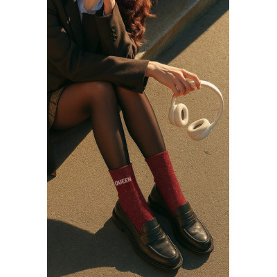 Calcetines mujer burdeos con mensaje Queen | Brillo