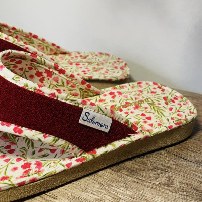Zapatillas de casa esclava FLOWERS - abierta y descalza - burdeos