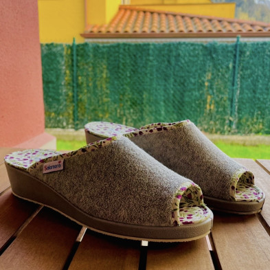 Zapatillas de casa FLOWER - media cuña rizo gris - descalza y abierta