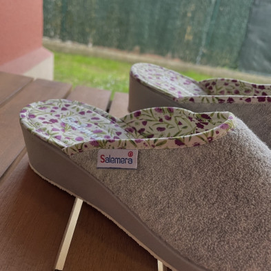 Zapatillas de casa FLOWER - media cuña rizo gris - descalza y abierta