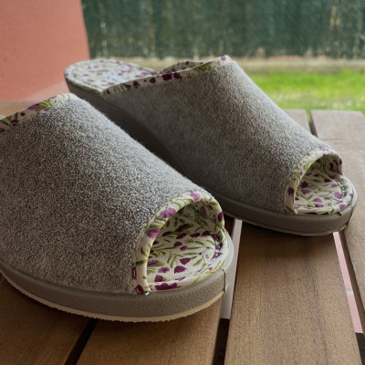 Zapatillas de casa FLOWER - media cuña rizo gris - descalza y abierta
