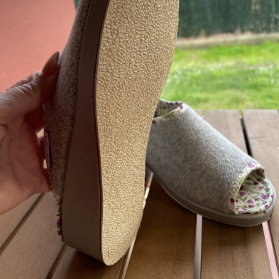 Zapatillas de casa FLOWER - media cuña rizo gris - descalza y abierta