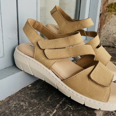 Sandalias velcro LUXOR beige | Piel, cómodas y plantilla extraíble