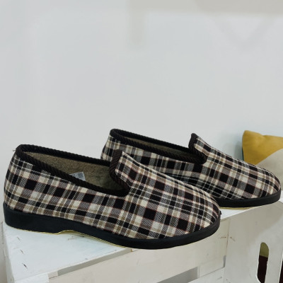 Zapatilla de casa cerrada - cuadro marrón