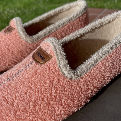 Zapatilla de casa VELEZ - cerrada rizo - coral