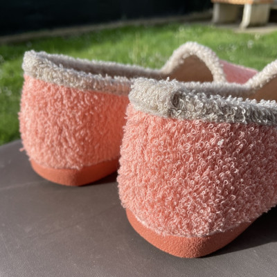 Zapatilla de casa VELEZ - cerrada rizo - coral