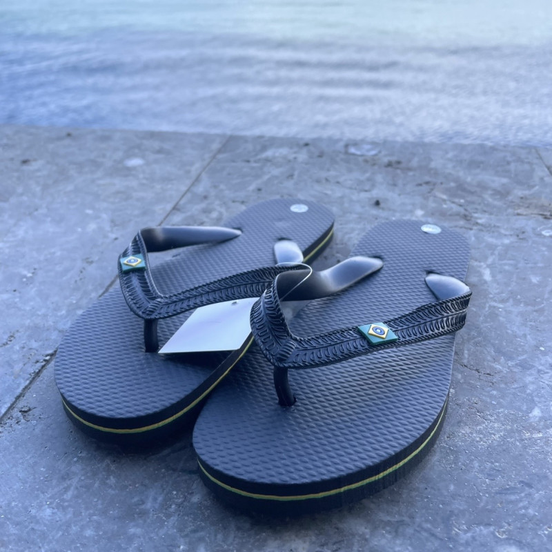Chanclas de Dedo - Negras con bandera