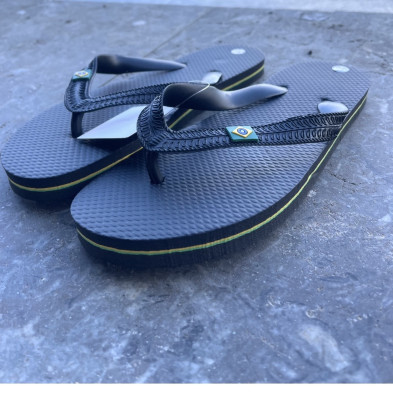 Chanclas de Dedo - Negras con bandera