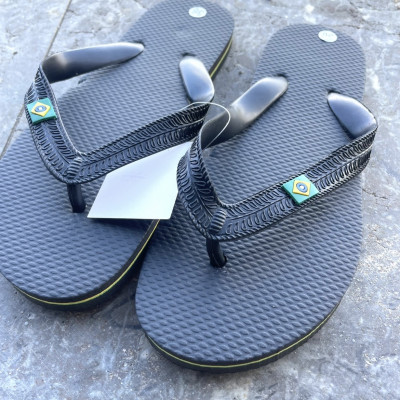 Chanclas de Dedo - Negras con bandera
