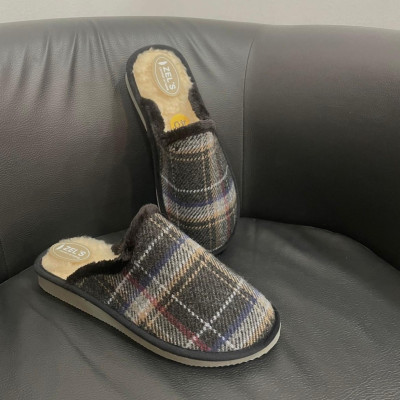 Zapatilla de casa ZETA - cuadro negro - descalza