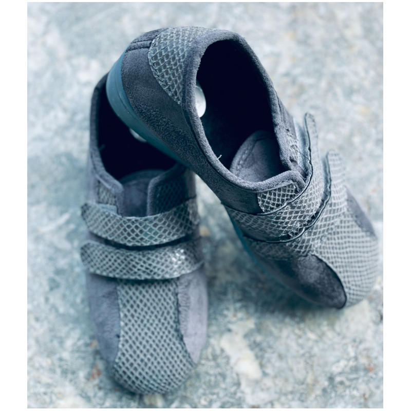 Zapatilla de calle cerrada velcro - gris