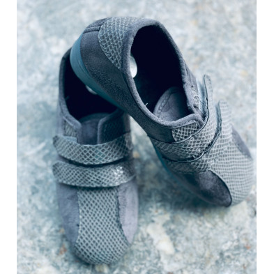 Zapatilla de calle cerrada velcro - gris