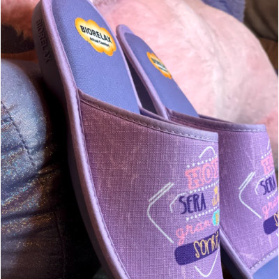 Zapatilla de casa descalza y abierta - morado con texto