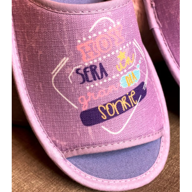 Zapatilla de casa descalza y abierta - morado con texto