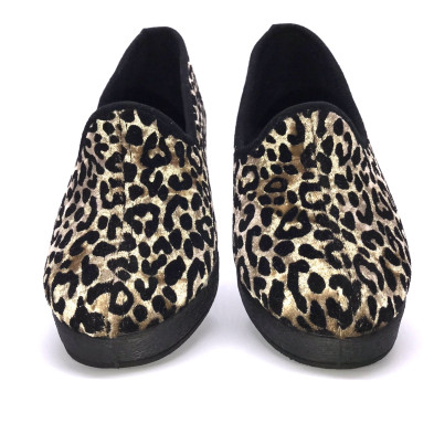 Zapatilla de casa - cerrada con media cuña - leopardo