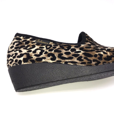 Zapatilla de casa - cerrada con media cuña - leopardo