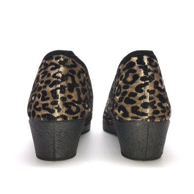 Zapatilla de casa - cerrada con media cuña - leopardo