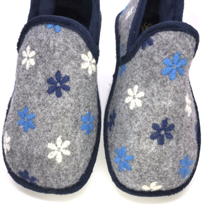 Zapatilla de casa cerrada - Flores - gris y azul marino