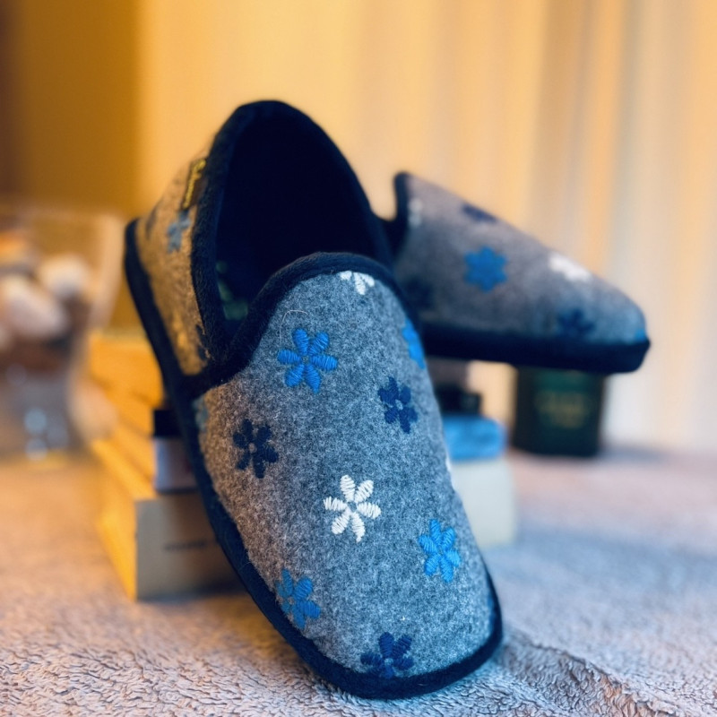 Zapatilla de casa cerrada - Flores - gris y azul marino