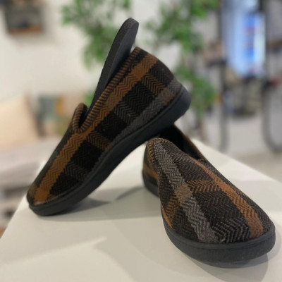 Zapatilla de casa COPETE cerrada - PlumaFlex cuadro marrón