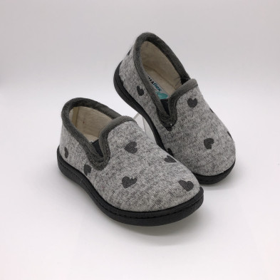 Zapatilla de casa infantil CORAZONES cerrada  gris