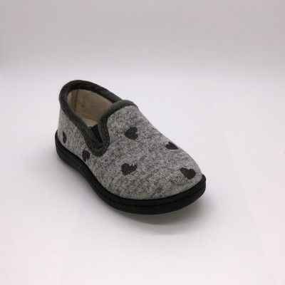 Zapatilla de casa infantil CORAZONES cerrada  gris