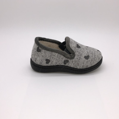 Zapatilla de casa infantil CORAZONES cerrada  gris