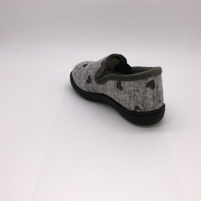 Zapatilla de casa infantil CORAZONES cerrada  gris