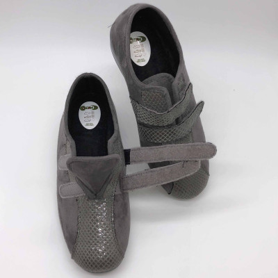 Zapatilla de calle cerrada velcro - gris