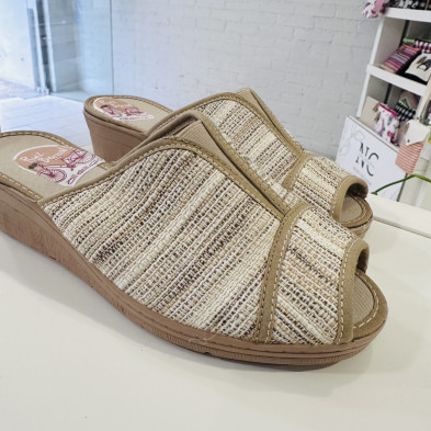 Zapatilla de casa descalza y abierta - cuña beige